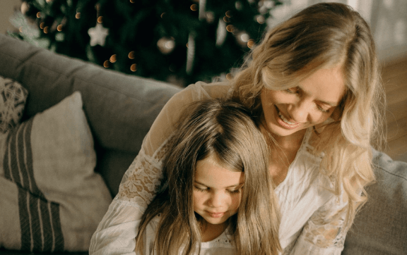 Madre e Hija Alegres en Navidad